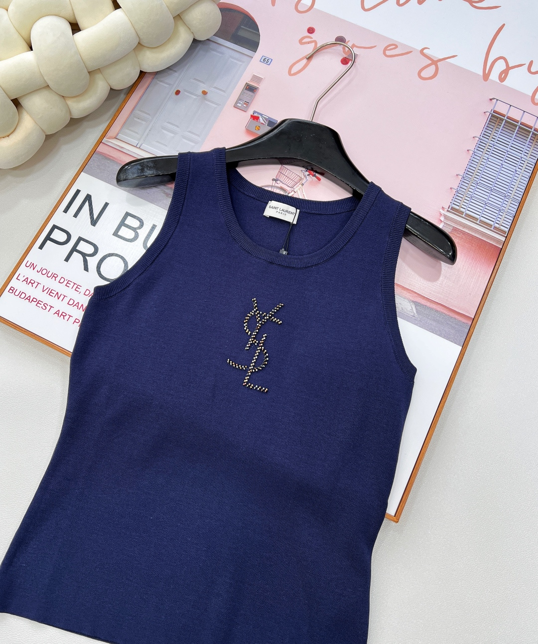 🆕YSL新款烫珠logo针织背心，以精湛工艺与时尚巧思，勾勒奢华风尚。简约无袖版型，流畅线条贴合身形，巧