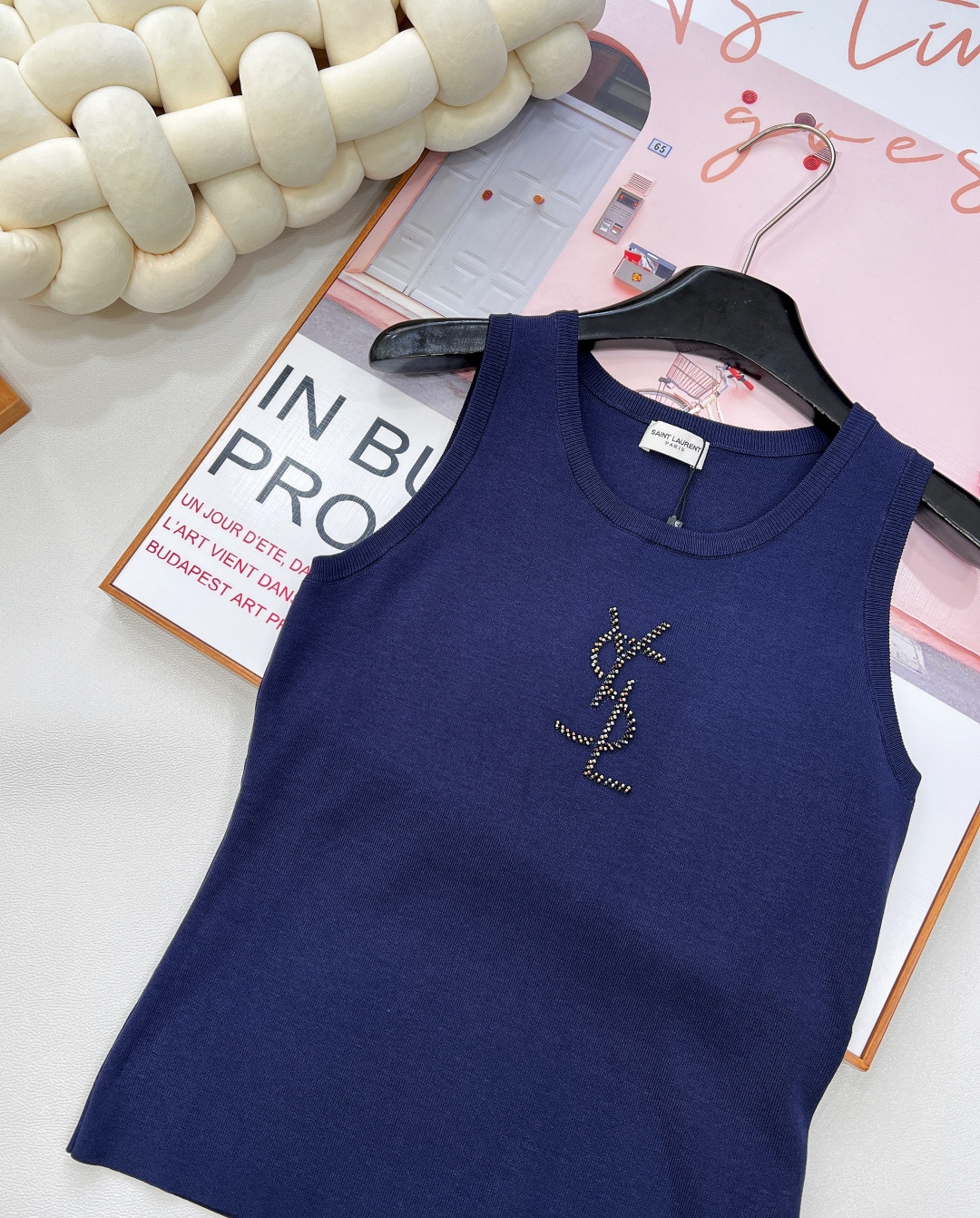 🆕YSL新款烫珠logo针织背心，以精湛工艺与时尚巧思，勾勒奢华风尚。简约无袖版型，流畅线条贴合身形，巧