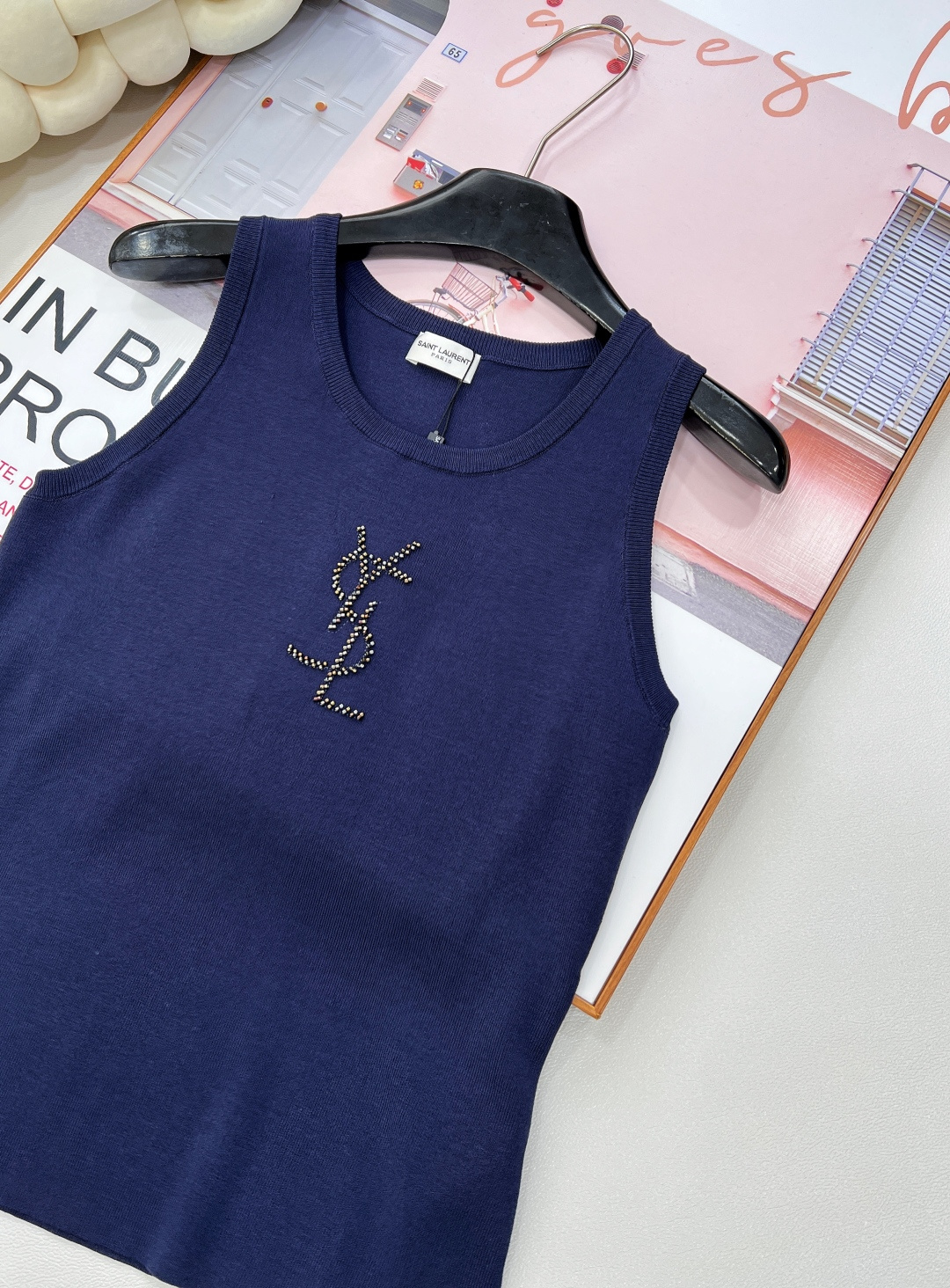 🆕YSL新款烫珠logo针织背心，以精湛工艺与时尚巧思，勾勒奢华风尚。简约无袖版型，流畅线条贴合身形，巧