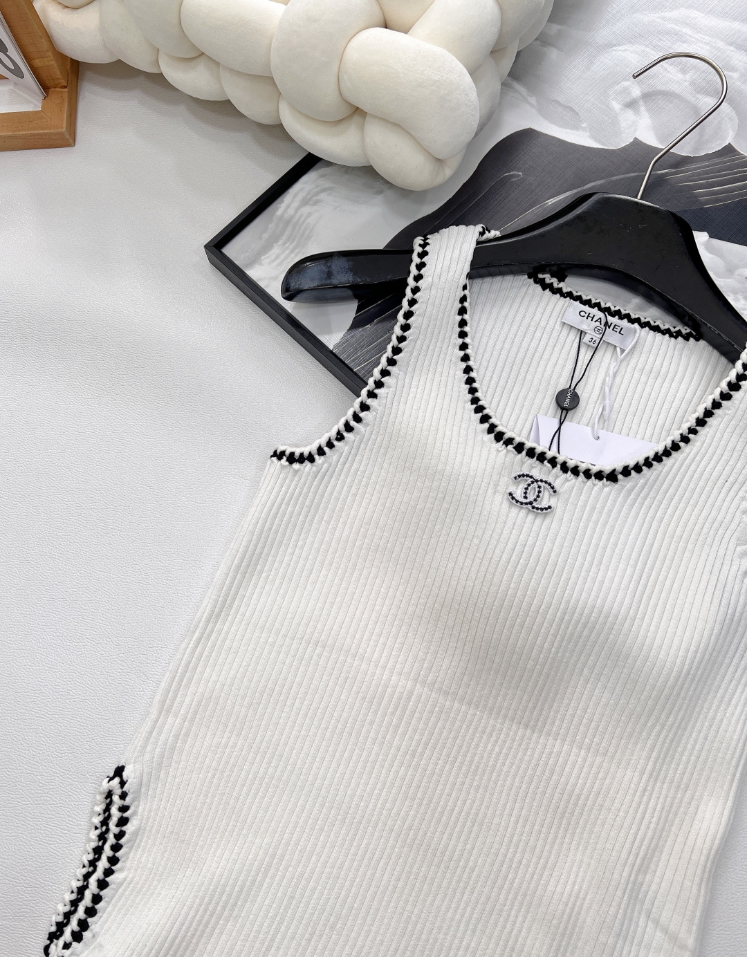 🆕Chanel 🔖小香新款背心🖤大爆款 绝绝子啊这件！采用的面料手感摸起来太太太舒服了！！弹力也很好 上