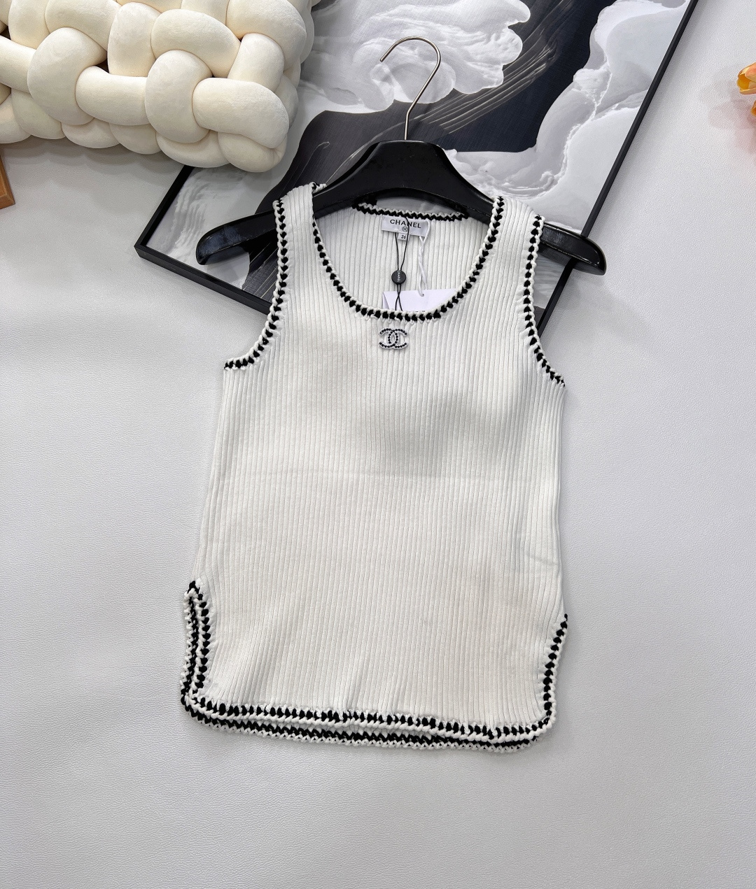 NO:623438,Chanel Xiaoxiang's new vest is a hit, this one is absolutely stunning!  The fabric used feels so comfortable to the touch!  !  The elasticity is also very good and the upper body is not too comfortable at all!  There is a Xiaoxiang logo on the front of the collar!  It’s full of sophistication. It doesn’t matter the color. It looks good with any combination and highlights your temperament!  If you like it, the first large order has been shipped!  Two colors available, size sml, code X, chanel, alexander wang19860909Chanel 小香新款背心大爆款 绝绝子啊这件！采用的面料手感摸起来太太太舒服了！！弹力也很好 上身简直不要太舒服！领口前有个小香的标志！精致感满满..不挑人的颜色 随意搭都能好看 凸显气质！喜欢的来 首单大货已出！两色出 尺码sml 编码X,,chanel,alexander wang,Women's clothing