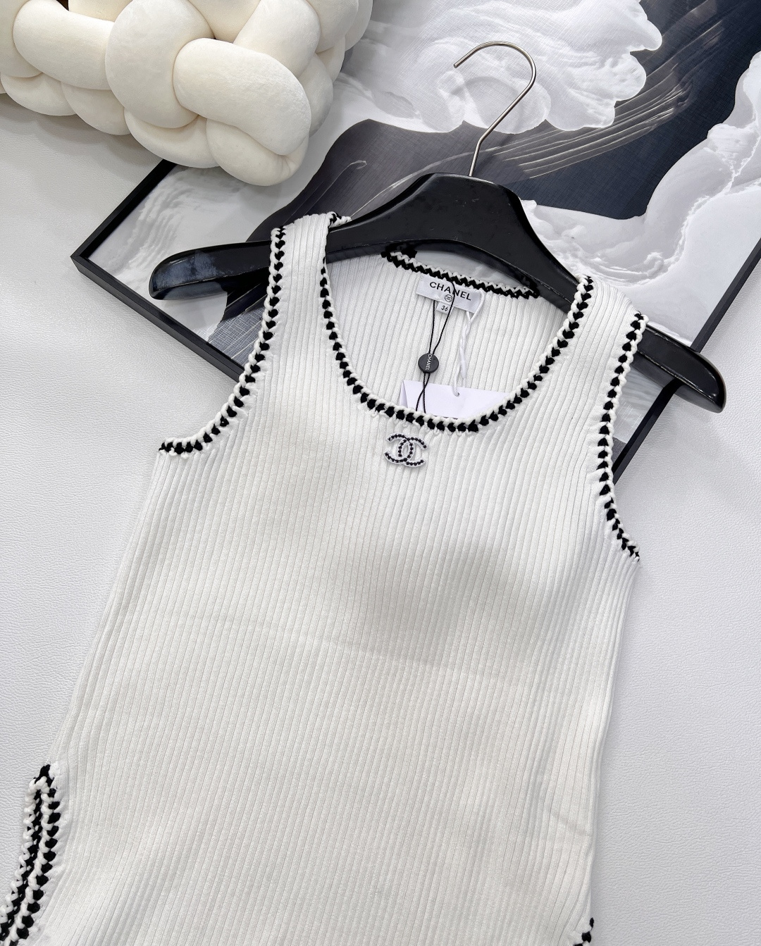 🆕Chanel 🔖小香新款背心🖤大爆款 绝绝子啊这件！采用的面料手感摸起来太太太舒服了！！弹力也很好 上