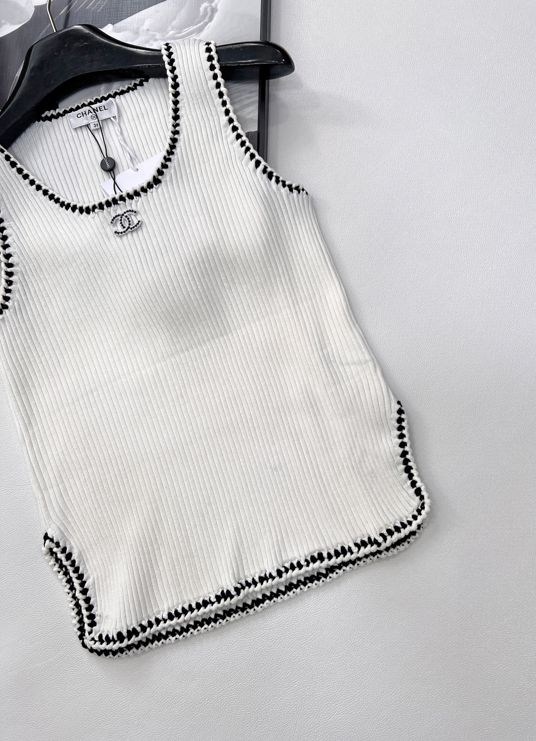 🆕Chanel 🔖小香新款背心🖤大爆款 绝绝子啊这件！采用的面料手感摸起来太太太舒服了！！弹力也很好 上