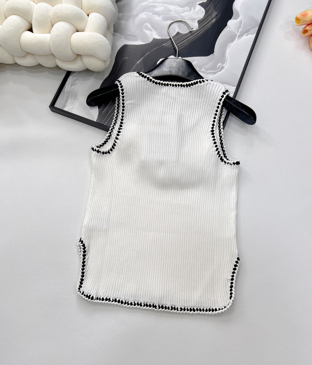 🆕Chanel 🔖小香新款背心🖤大爆款 绝绝子啊这件！采用的面料手感摸起来太太太舒服了！！弹力也很好 上