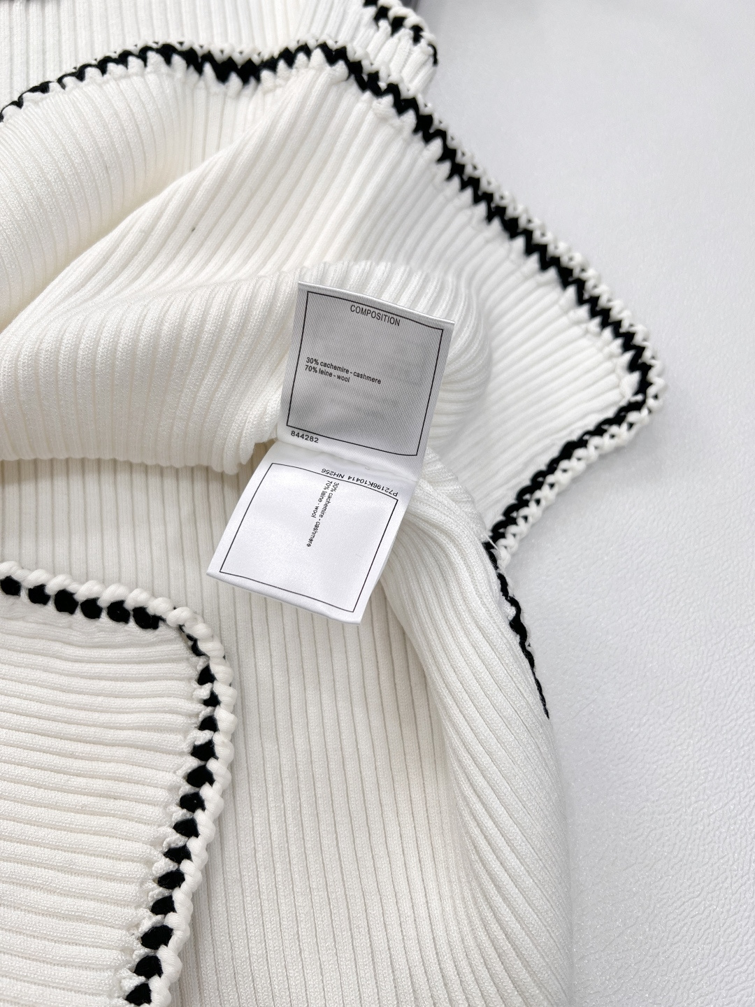 🆕Chanel 🔖小香新款背心🖤大爆款 绝绝子啊这件！采用的面料手感摸起来太太太舒服了！！弹力也很好 上