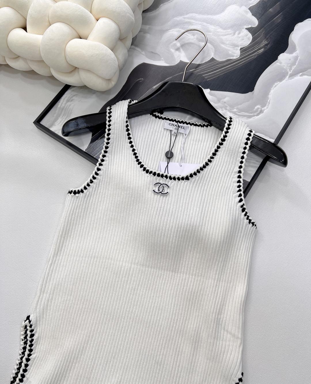 🆕Chanel 🔖小香新款背心🖤大爆款 绝绝子啊这件！采用的面料手感摸起来太太太舒服了！！弹力也很好 上