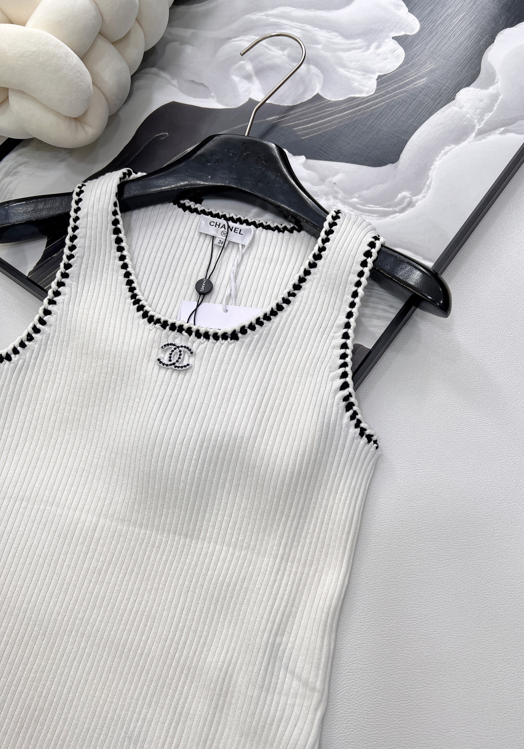 🆕Chanel 🔖小香新款背心🖤大爆款 绝绝子啊这件！采用的面料手感摸起来太太太舒服了！！弹力也很好 上