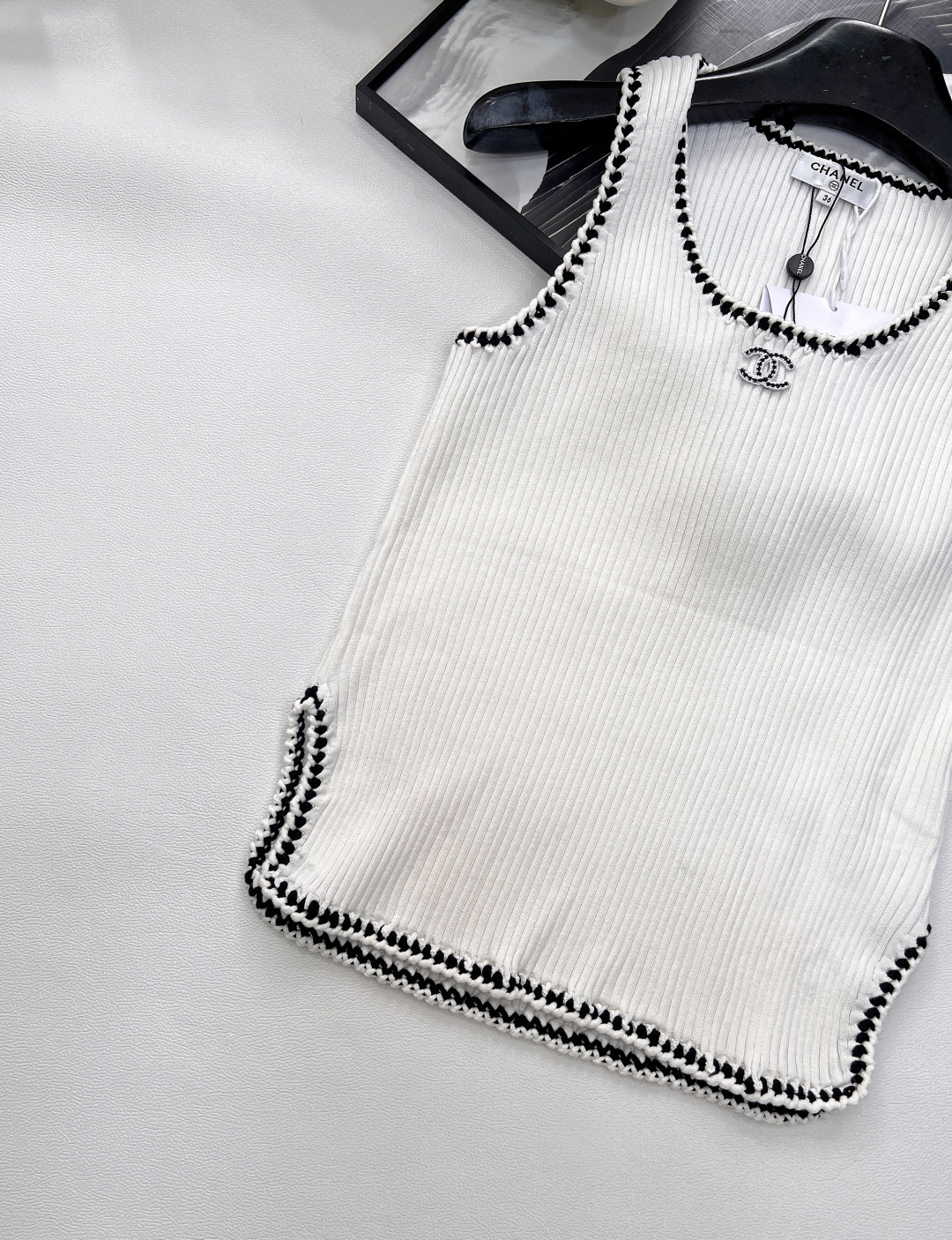 🆕Chanel 🔖小香新款背心🖤大爆款 绝绝子啊这件！采用的面料手感摸起来太太太舒服了！！弹力也很好 上