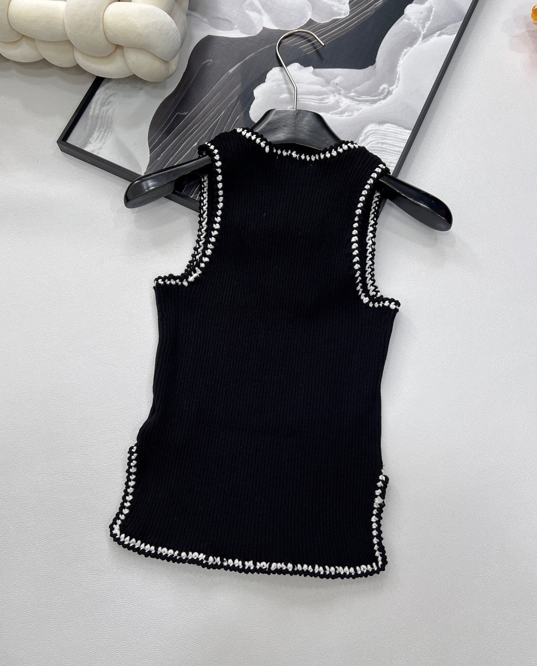 🆕Chanel 🔖小香新款背心🖤大爆款 绝绝子啊这件！采用的面料手感摸起来太太太舒服了！！弹力也很好 上