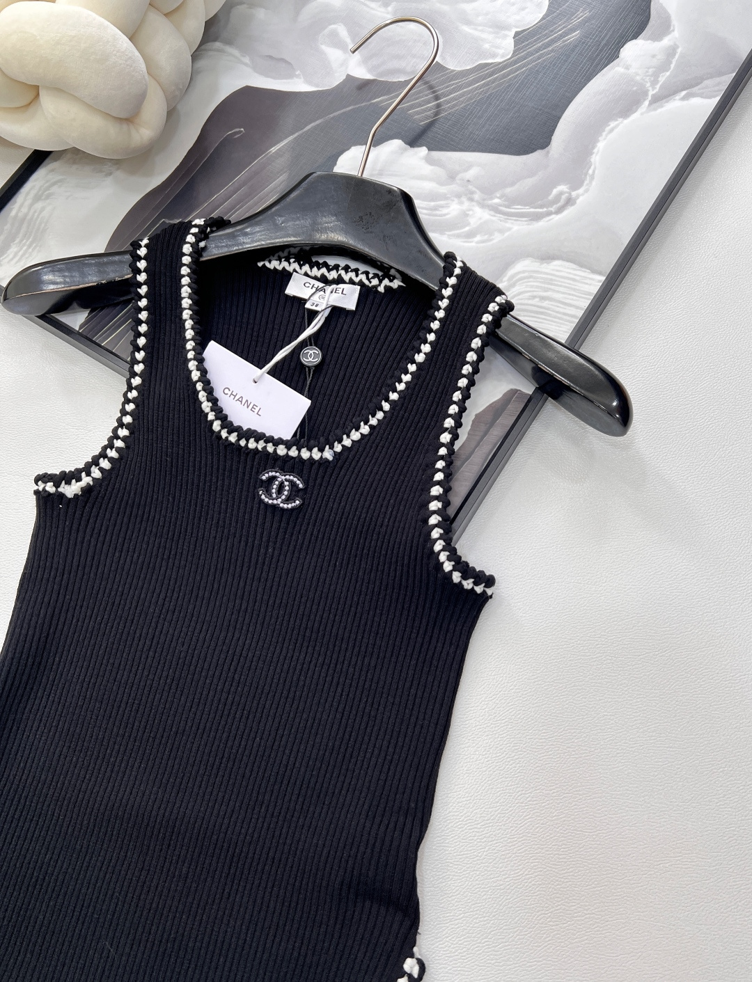 🆕Chanel 🔖小香新款背心🖤大爆款 绝绝子啊这件！采用的面料手感摸起来太太太舒服了！！弹力也很好 上
