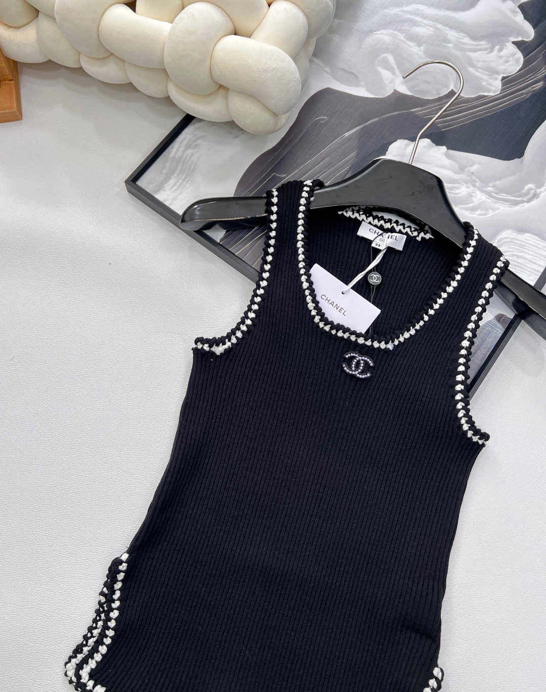 🆕Chanel 🔖小香新款背心🖤大爆款 绝绝子啊这件！采用的面料手感摸起来太太太舒服了！！弹力也很好 上