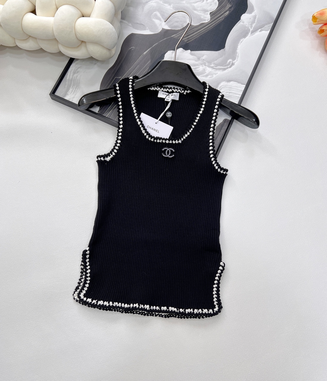 NO:623428,Chanel Xiaoxiang's new vest is a hit, this one is absolutely stunning!  The fabric used feels so comfortable to the touch!  !  The elasticity is also very good and the upper body is not too comfortable at all!  There is a Xiaoxiang logo on the front of the collar!  It’s full of sophistication. It doesn’t matter the color. It looks good with any combination and highlights your temperament!  If you like it, the first large order has been shipped!  Two colors available, size sml, code X, chanel, alexander wang19860909Chanel 小香新款背心大爆款 绝绝子啊这件！采用的面料手感摸起来太太太舒服了！！弹力也很好 上身简直不要太舒服！领口前有个小香的标志！精致感满满..不挑人的颜色 随意搭都能好看 凸显气质！喜欢的来 首单大货已出！两色出 尺码sml 编码X,,chanel,alexander wang,Women's clothing