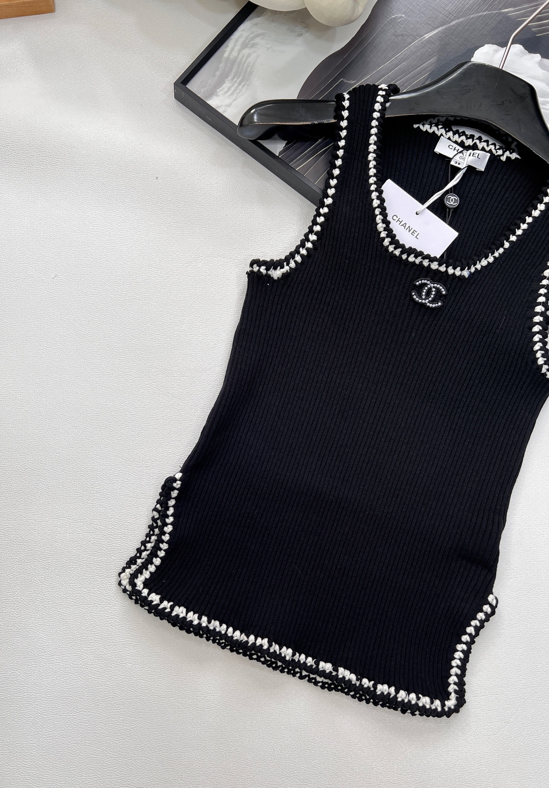 🆕Chanel 🔖小香新款背心🖤大爆款 绝绝子啊这件！采用的面料手感摸起来太太太舒服了！！弹力也很好 上