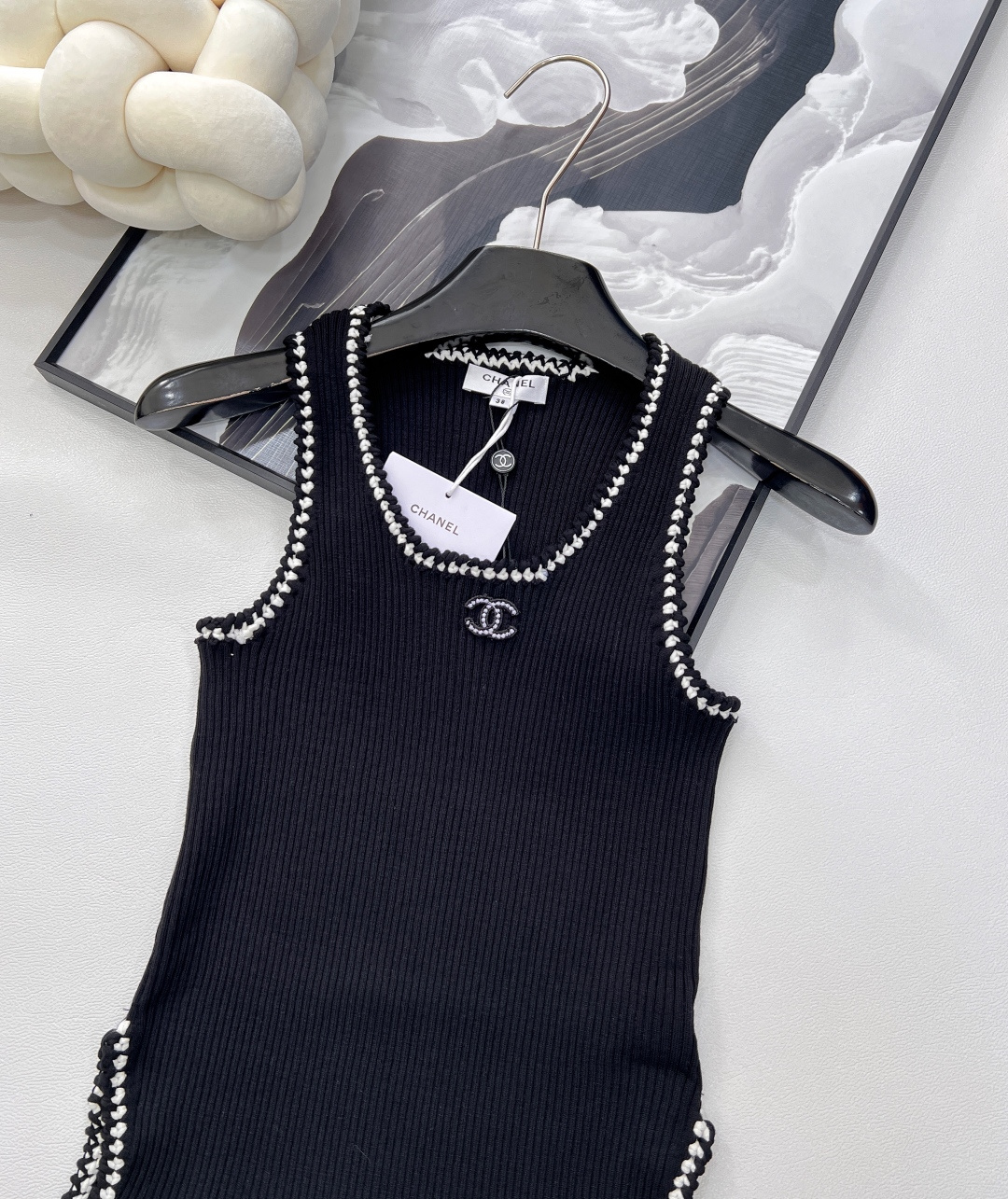 🆕Chanel 🔖小香新款背心🖤大爆款 绝绝子啊这件！采用的面料手感摸起来太太太舒服了！！弹力也很好 上