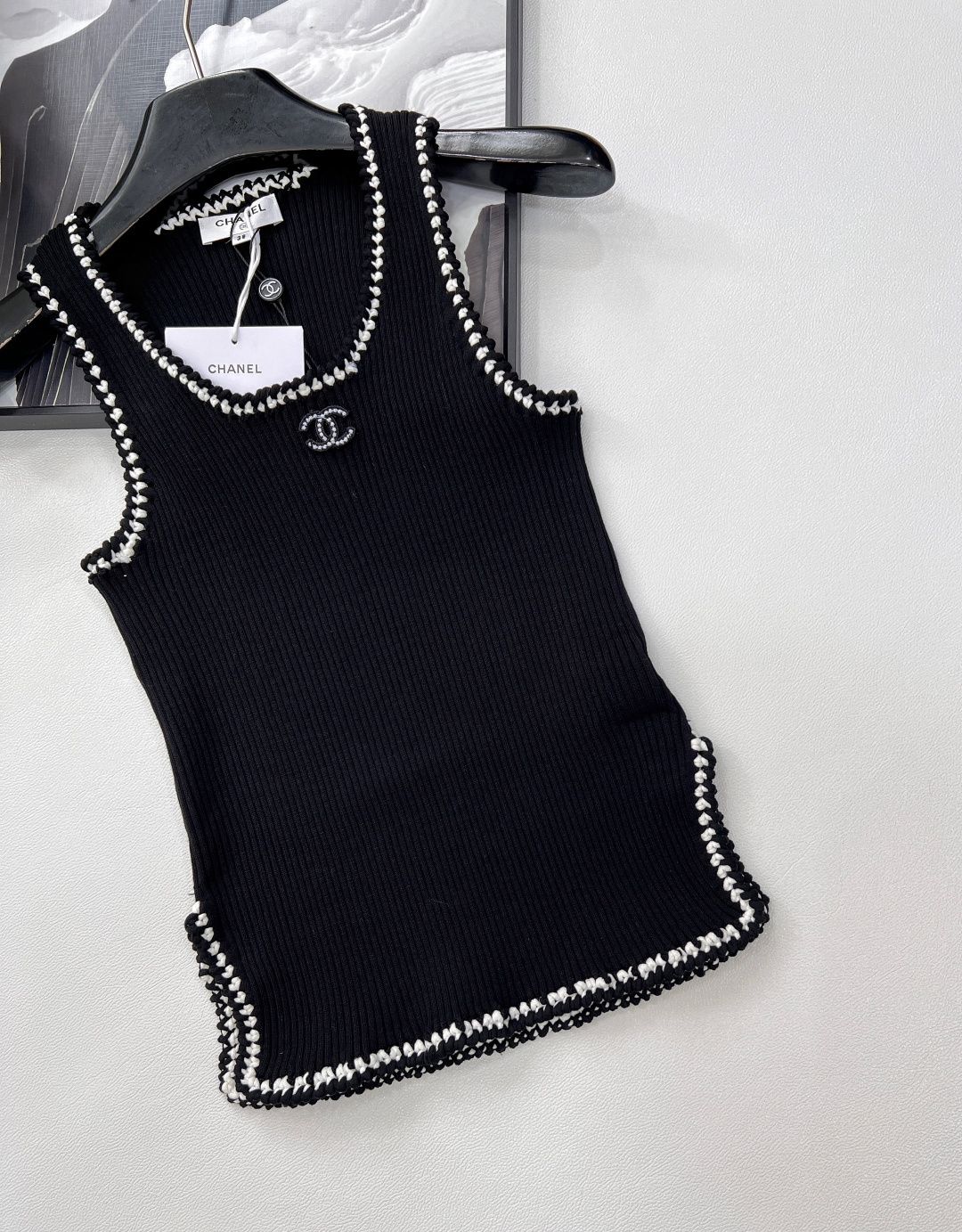 🆕Chanel 🔖小香新款背心🖤大爆款 绝绝子啊这件！采用的面料手感摸起来太太太舒服了！！弹力也很好 上