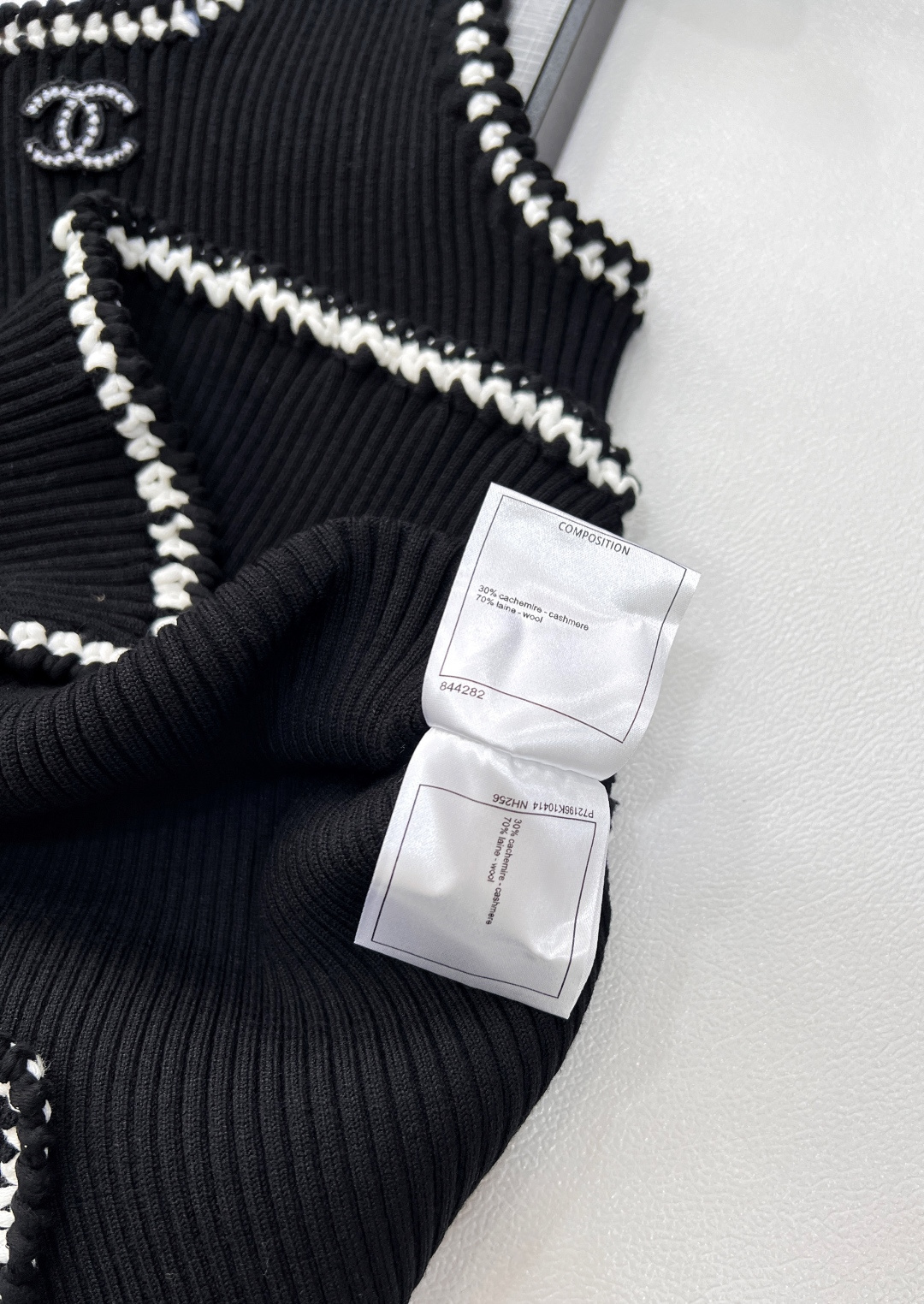 🆕Chanel 🔖小香新款背心🖤大爆款 绝绝子啊这件！采用的面料手感摸起来太太太舒服了！！弹力也很好 上