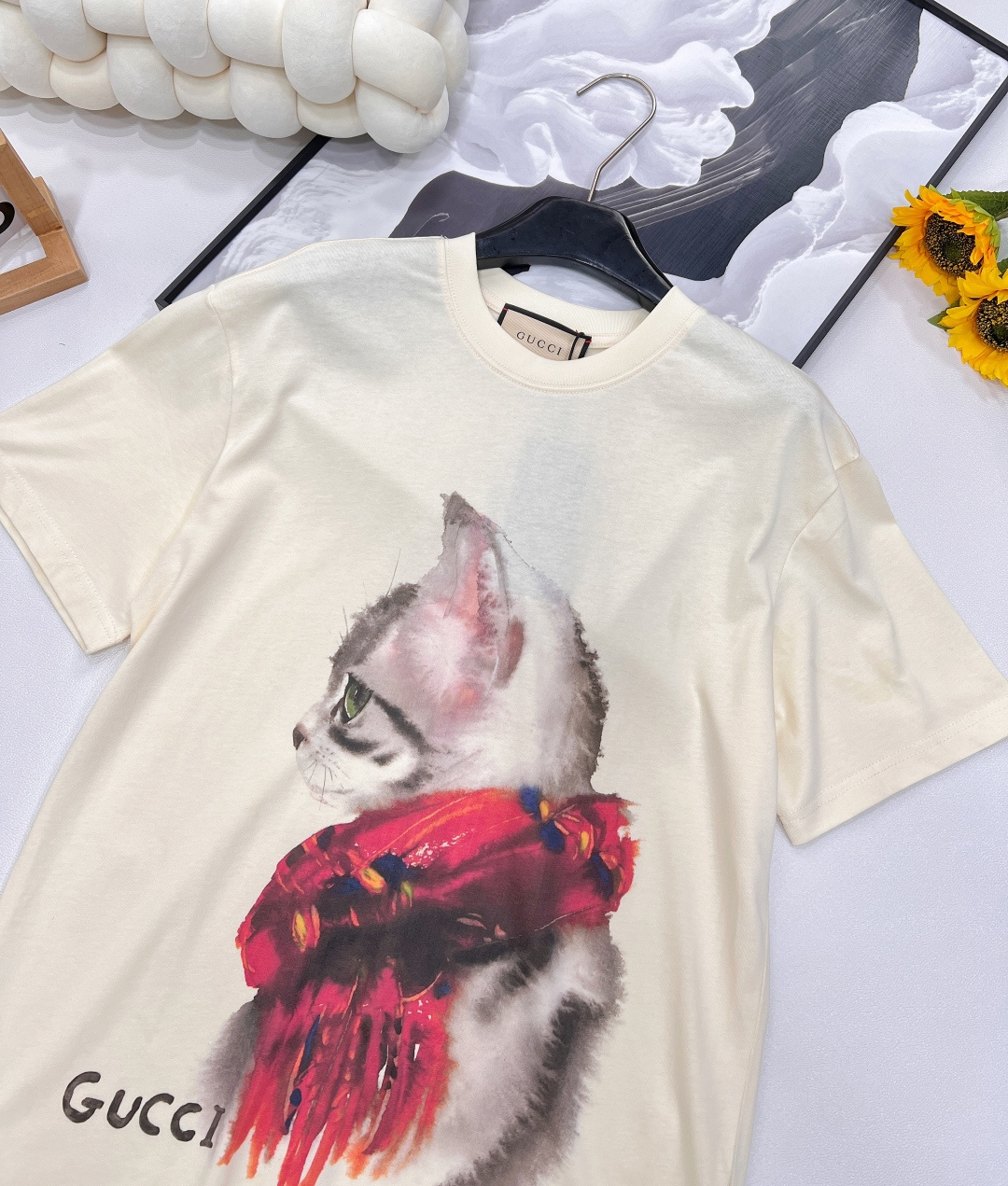 🆕 Gucci 可爱围巾🧣猫咪印花短袖T恤定制240克同缸染面料 手感非常舒服 上身亲肤舒适！！特别活力