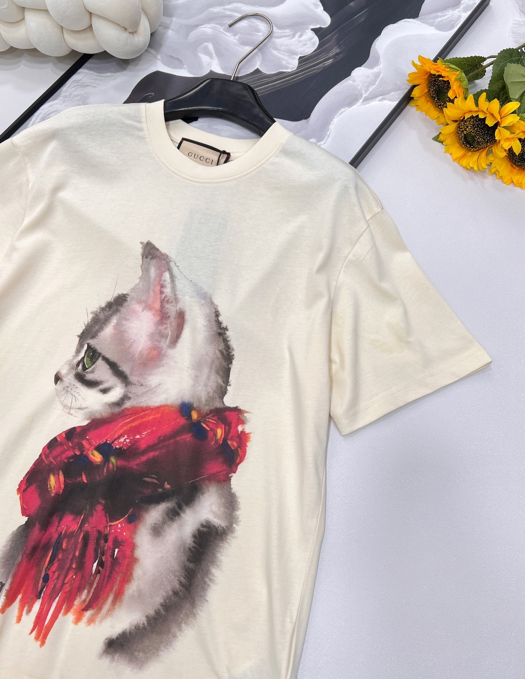 🆕 Gucci 可爱围巾🧣猫咪印花短袖T恤定制240克同缸染面料 手感非常舒服 上身亲肤舒适！！特别活力