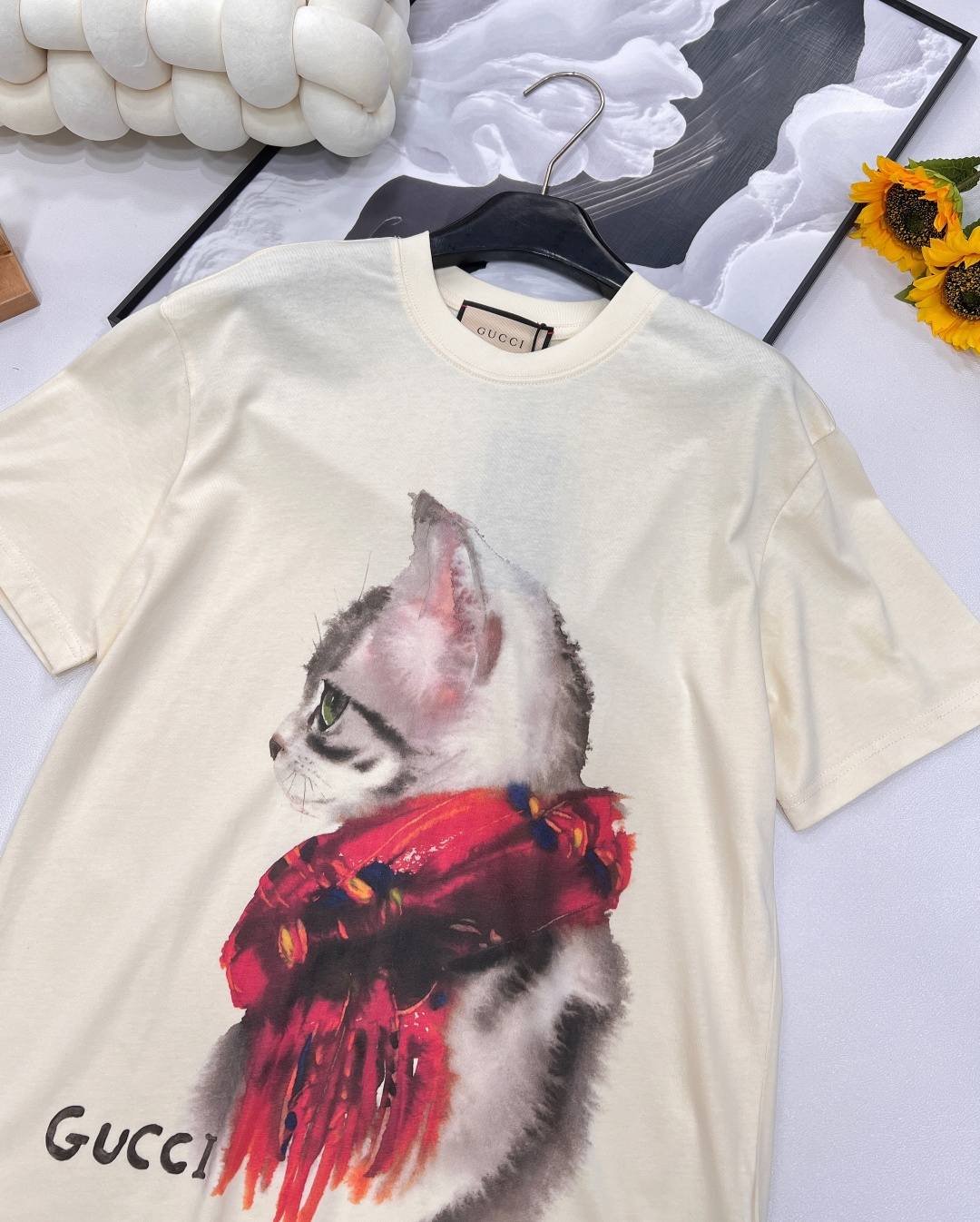 🆕 Gucci 可爱围巾🧣猫咪印花短袖T恤定制240克同缸染面料 手感非常舒服 上身亲肤舒适！！特别活力