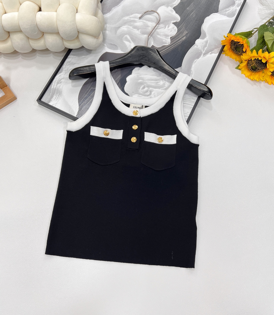 🆕Celine夏季新品凯旋门纽扣针织背心，兼具优雅精致与潇洒率性的摩登映像，展现自在女性气质与随性的个性