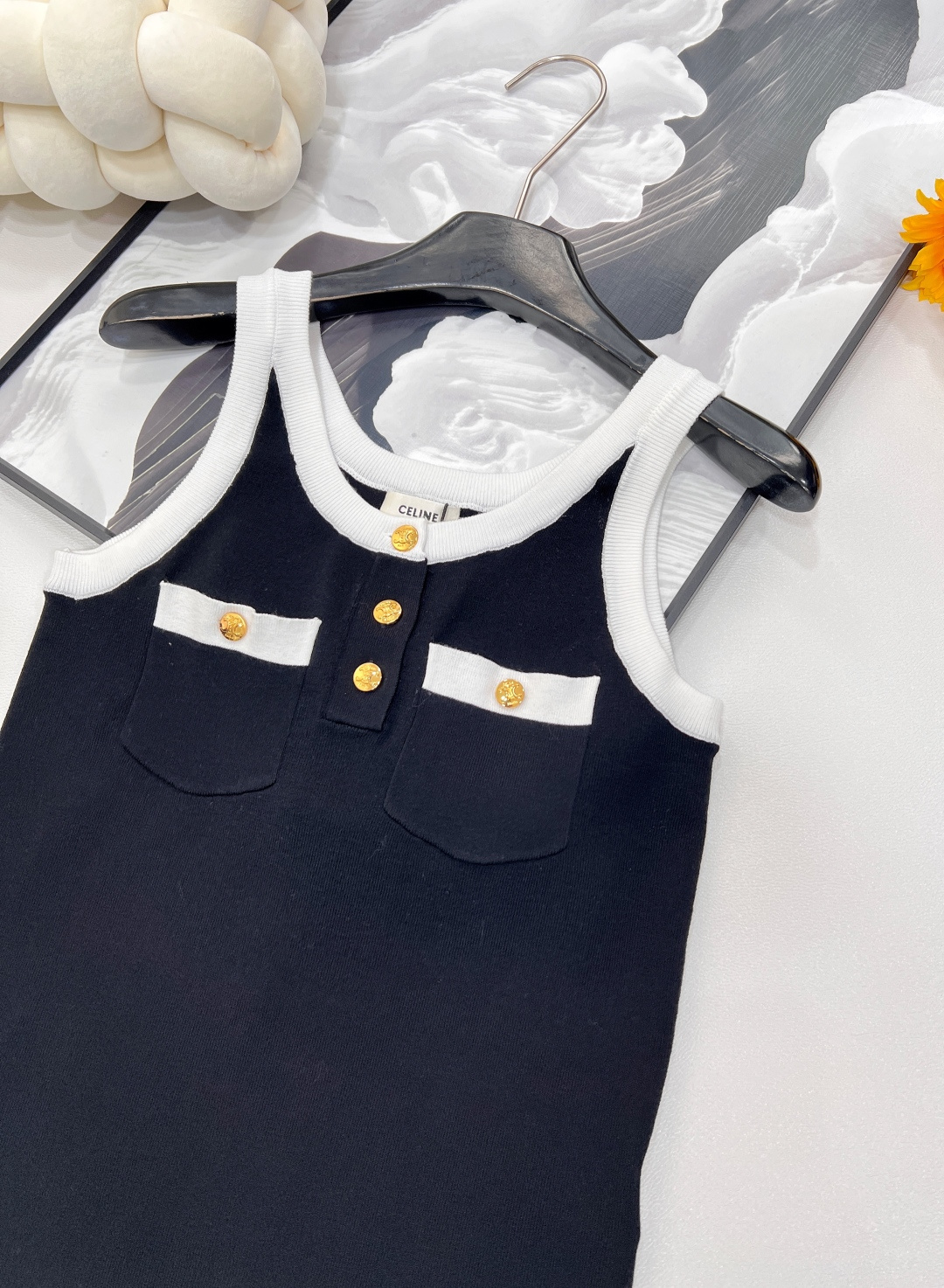 🆕Celine夏季新品凯旋门纽扣针织背心，兼具优雅精致与潇洒率性的摩登映像，展现自在女性气质与随性的个性