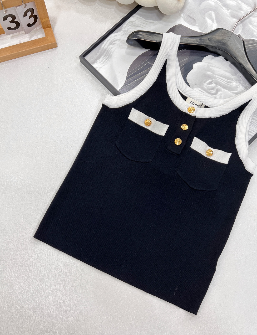 🆕Celine夏季新品凯旋门纽扣针织背心，兼具优雅精致与潇洒率性的摩登映像，展现自在女性气质与随性的个性