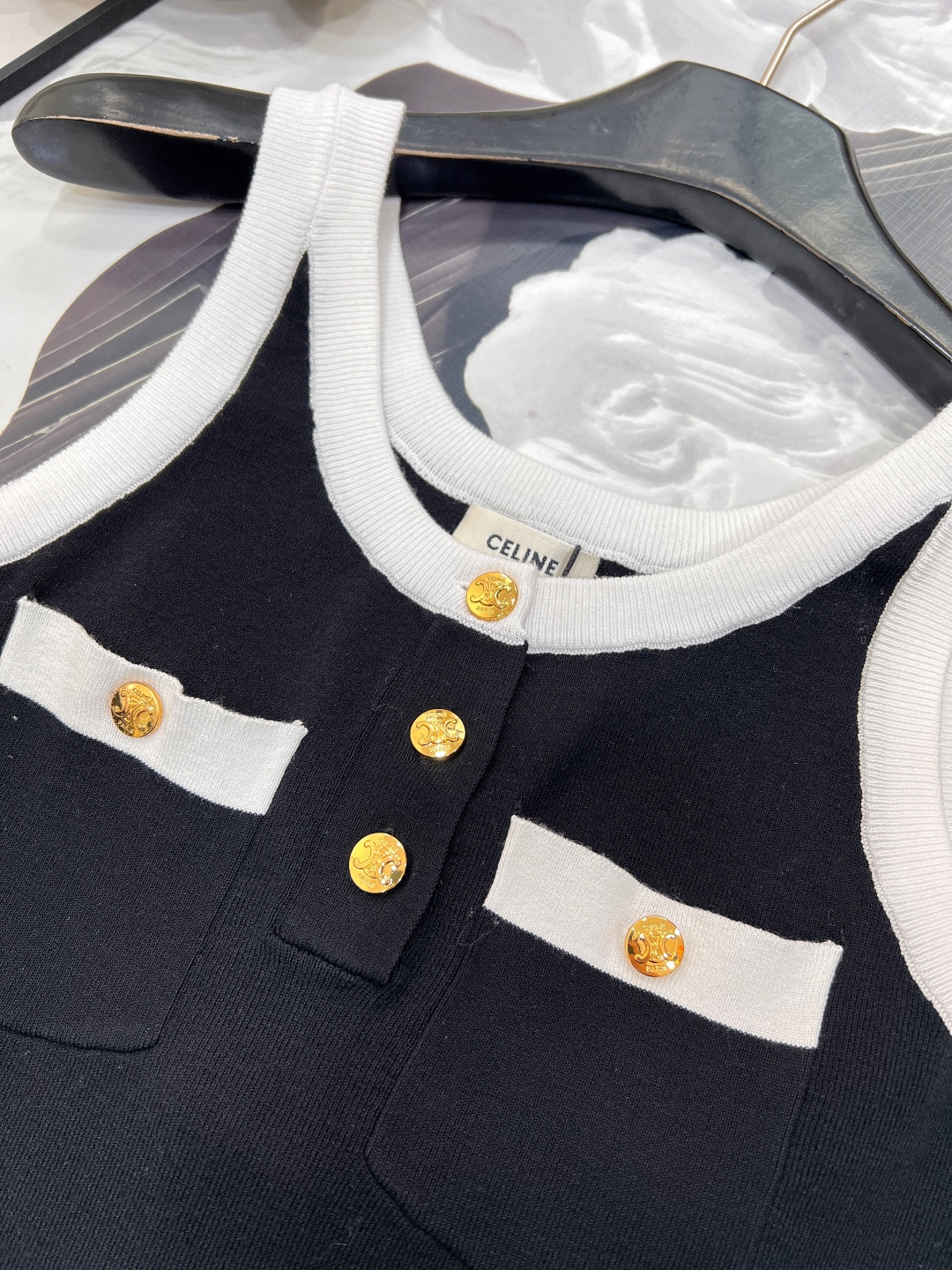 🆕Celine夏季新品凯旋门纽扣针织背心，兼具优雅精致与潇洒率性的摩登映像，展现自在女性气质与随性的个性