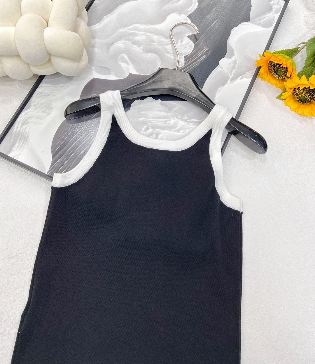 🆕Celine夏季新品凯旋门纽扣针织背心，兼具优雅精致与潇洒率性的摩登映像，展现自在女性气质与随性的个性