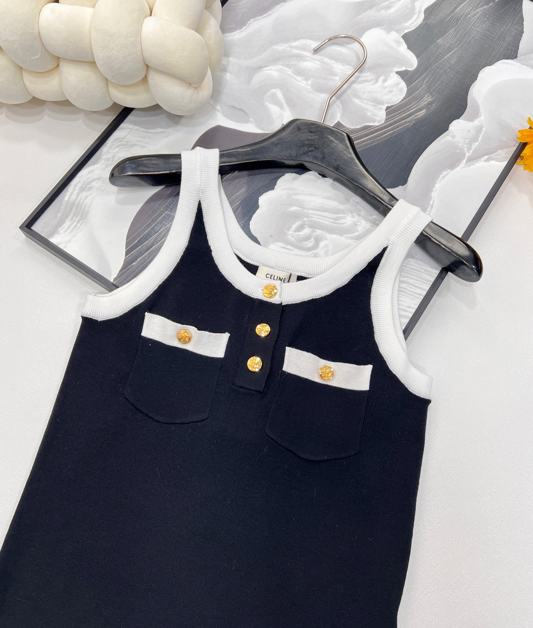 🆕Celine夏季新品凯旋门纽扣针织背心，兼具优雅精致与潇洒率性的摩登映像，展现自在女性气质与随性的个性