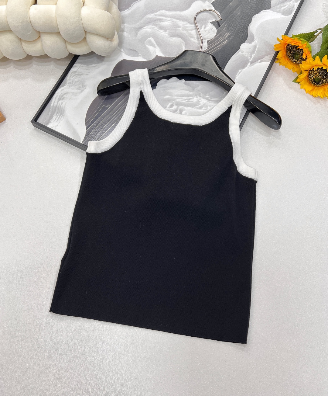 🆕Celine夏季新品凯旋门纽扣针织背心，兼具优雅精致与潇洒率性的摩登映像，展现自在女性气质与随性的个性