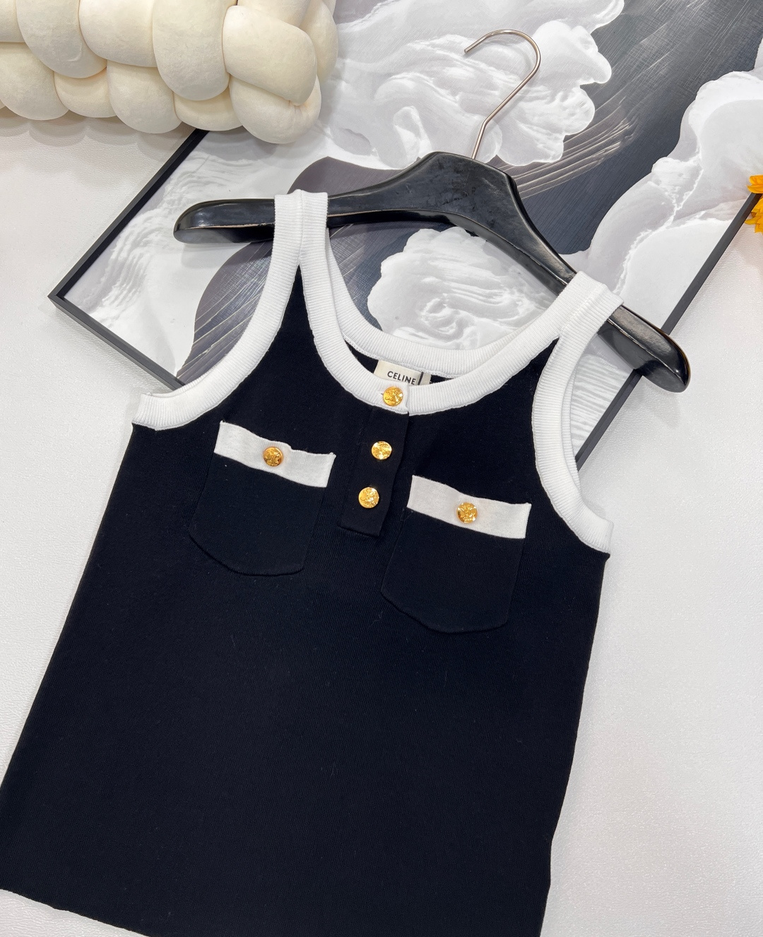 🆕Celine夏季新品凯旋门纽扣针织背心，兼具优雅精致与潇洒率性的摩登映像，展现自在女性气质与随性的个性