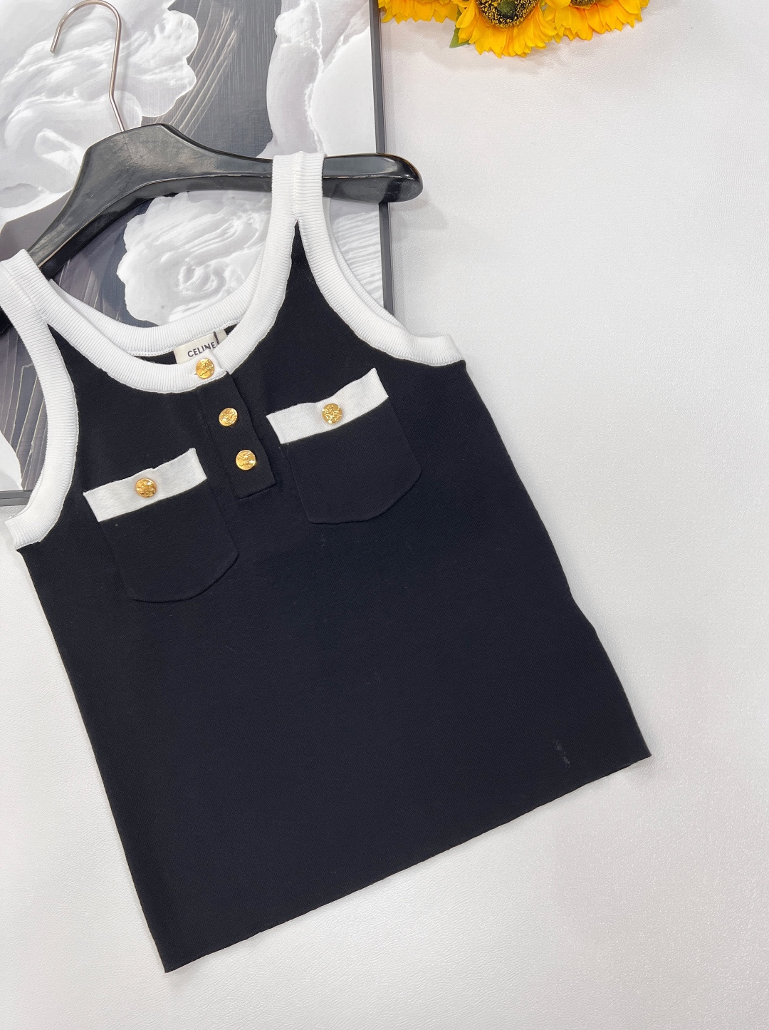 🆕Celine夏季新品凯旋门纽扣针织背心，兼具优雅精致与潇洒率性的摩登映像，展现自在女性气质与随性的个性