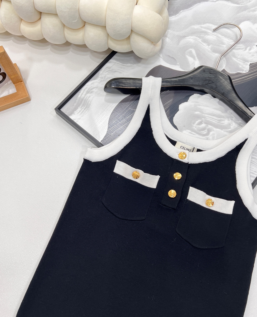 🆕Celine夏季新品凯旋门纽扣针织背心，兼具优雅精致与潇洒率性的摩登映像，展现自在女性气质与随性的个性