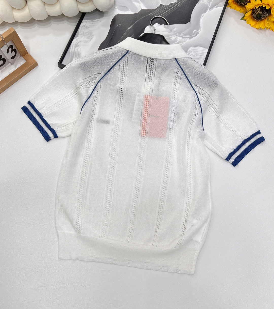 🆕Miumiu2025新款插肩条纹针织短袖，定制YB纱线织造 质感高级光泽舒适 针织翻领半开襟上衣剪裁 