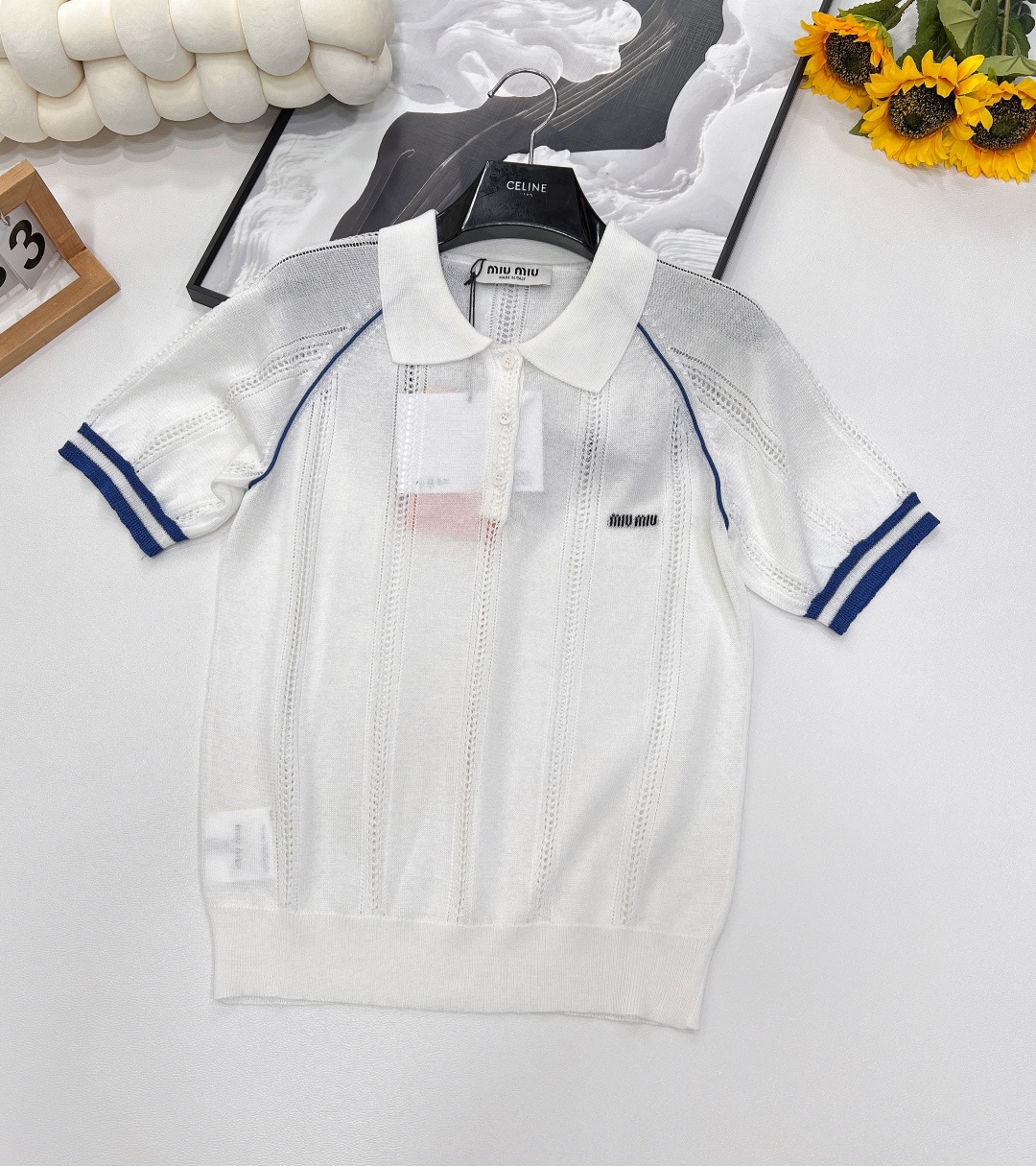 🆕Miumiu2025新款插肩条纹针织短袖，定制YB纱线织造 质感高级光泽舒适 针织翻领半开襟上衣剪裁 