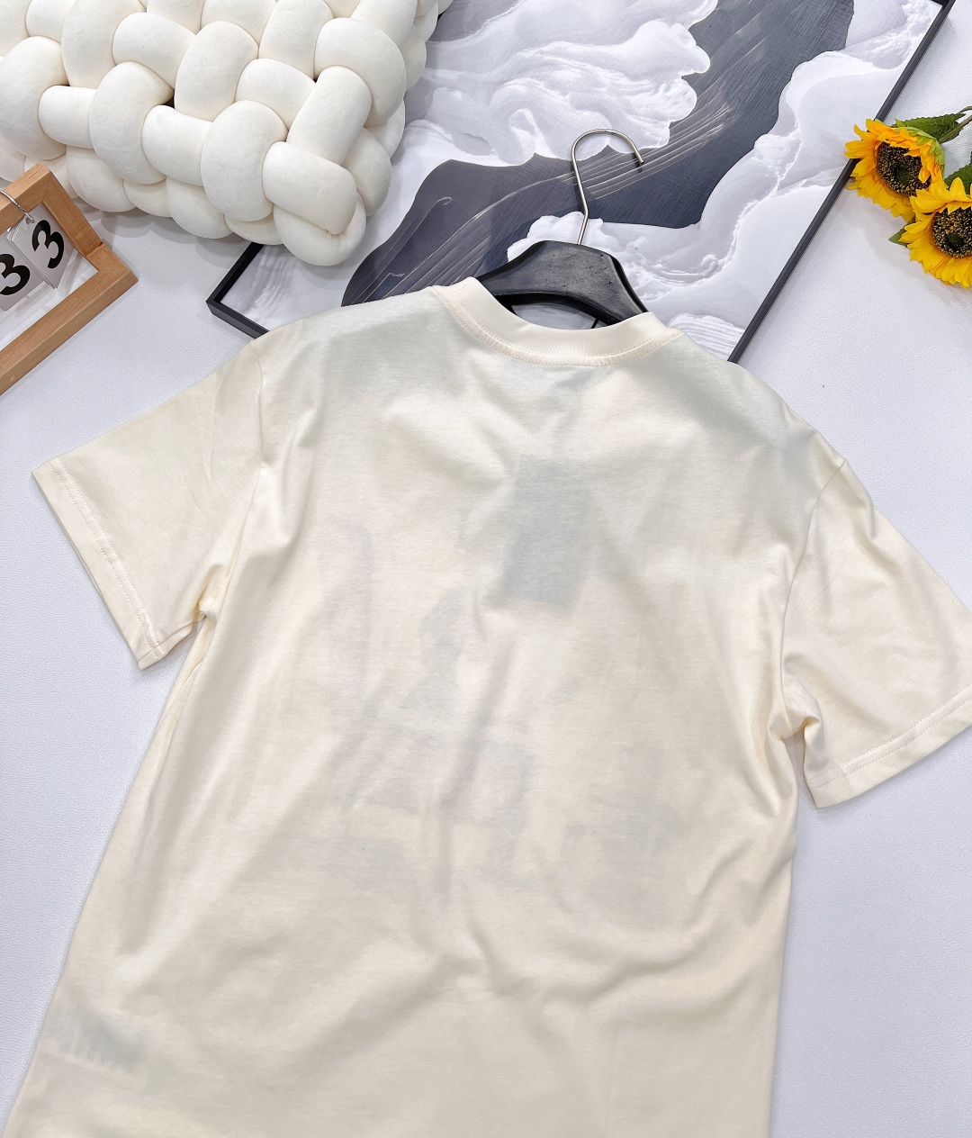 🆕 GUCCI 插画师联名可爱小狗图案短袖T恤设计感十足 干净又清爽 满满的青春活力 真的狠难不爱啊！凹