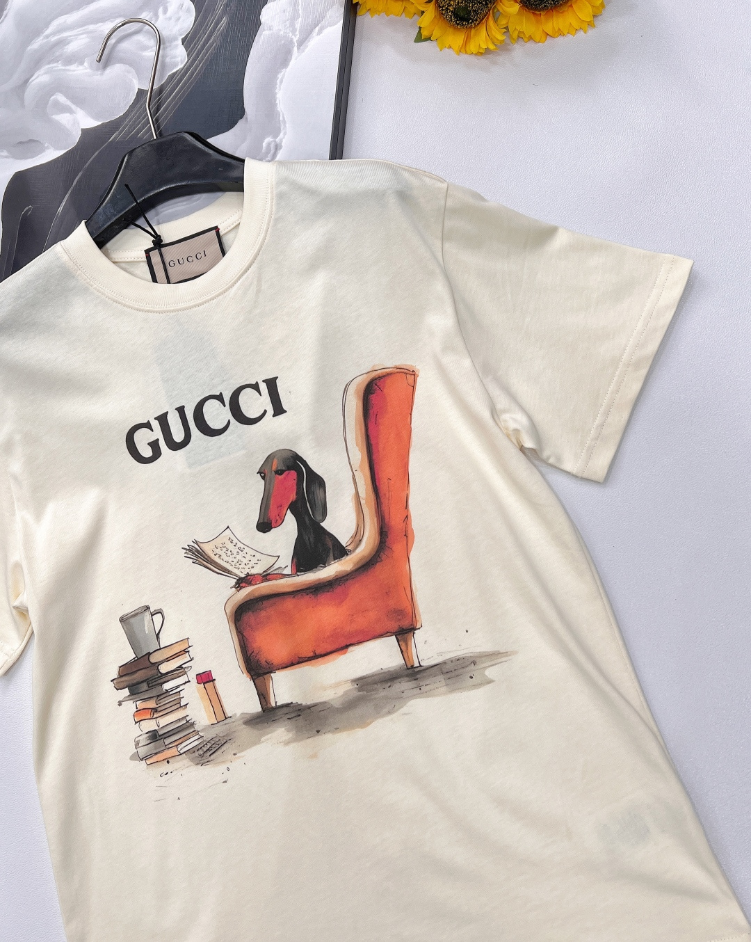 🆕 GUCCI 插画师联名可爱小狗图案短袖T恤设计感十足 干净又清爽 满满的青春活力 真的狠难不爱啊！凹
