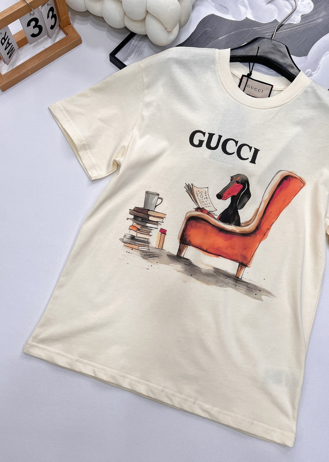 🆕 GUCCI 插画师联名可爱小狗图案短袖T恤设计感十足 干净又清爽 满满的青春活力 真的狠难不爱啊！凹