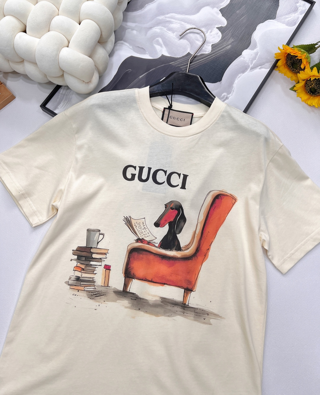 🆕 GUCCI 插画师联名可爱小狗图案短袖T恤设计感十足 干净又清爽 满满的青春活力 真的狠难不爱啊！凹