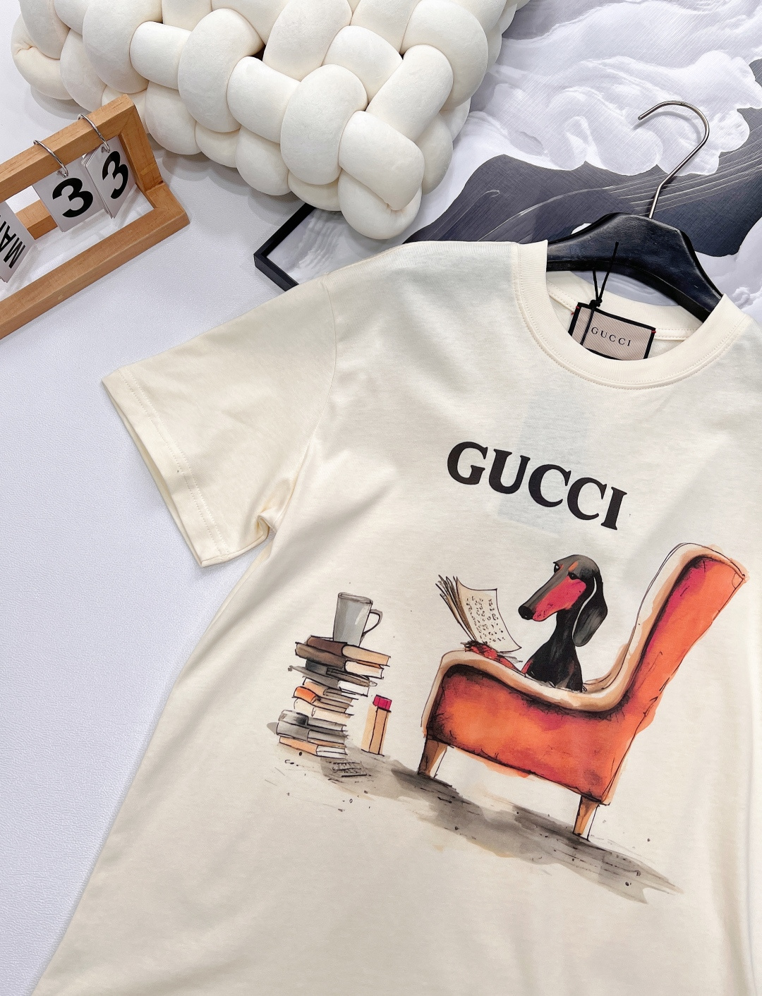 🆕 GUCCI 插画师联名可爱小狗图案短袖T恤设计感十足 干净又清爽 满满的青春活力 真的狠难不爱啊！凹
