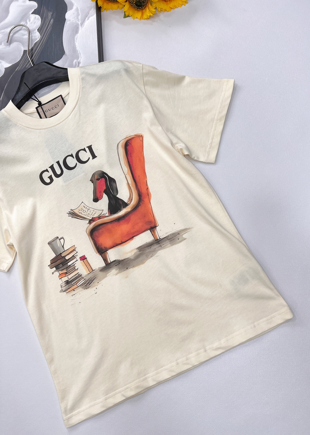 🆕 GUCCI 插画师联名可爱小狗图案短袖T恤设计感十足 干净又清爽 满满的青春活力 真的狠难不爱啊！凹