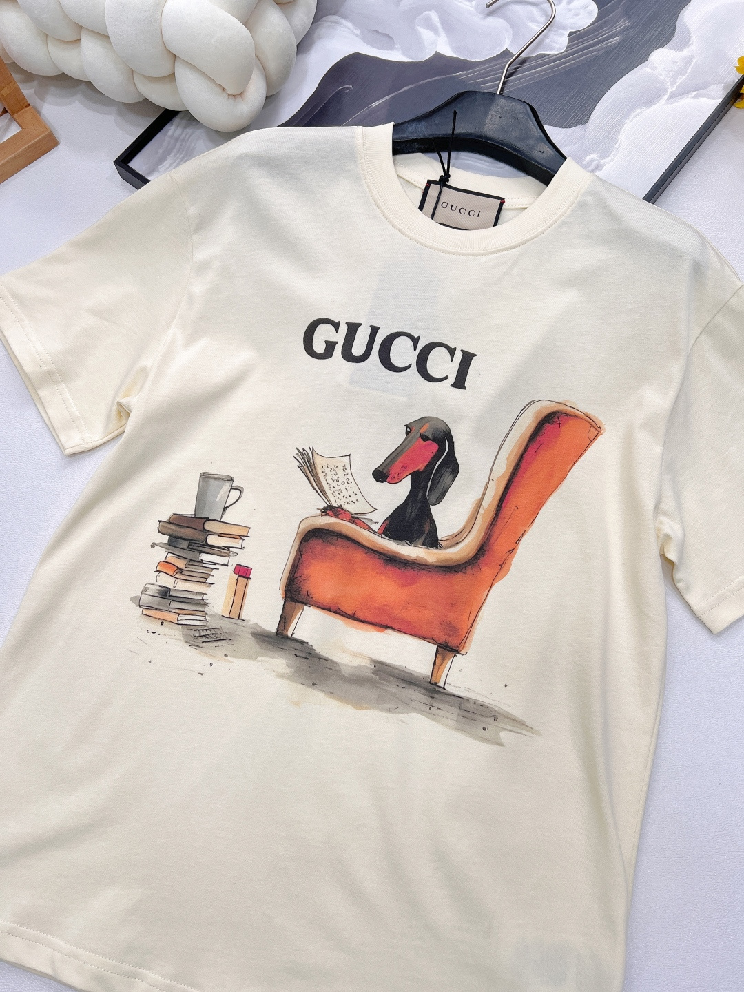🆕 GUCCI 插画师联名可爱小狗图案短袖T恤设计感十足 干净又清爽 满满的青春活力 真的狠难不爱啊！凹