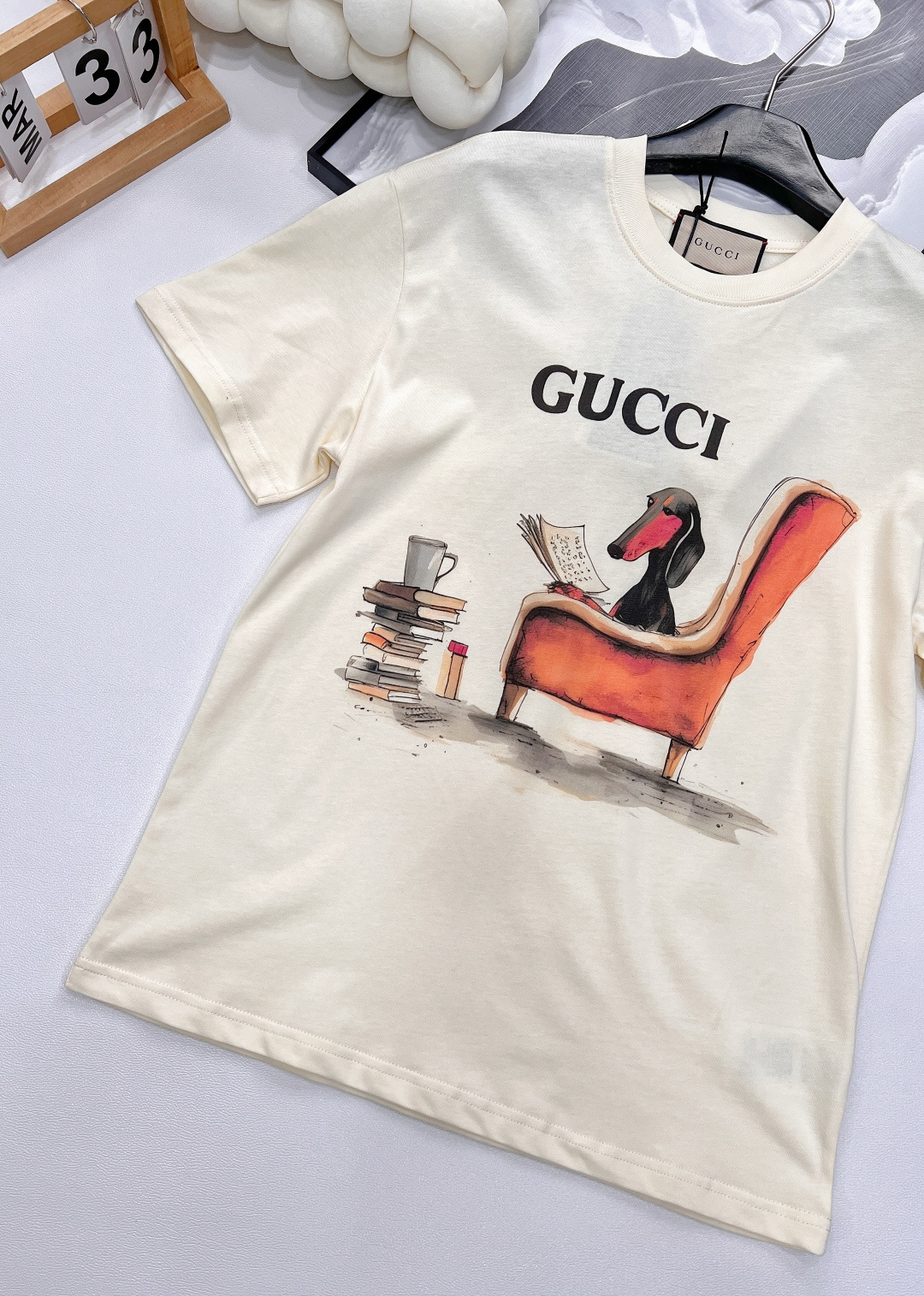 🆕 GUCCI 插画师联名可爱小狗图案短袖T恤设计感十足 干净又清爽 满满的青春活力 真的狠难不爱啊！凹