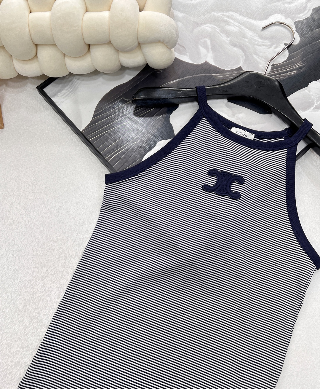 🆕 CELINE 凯旋门刺绣百搭背心简约中绽放法式优雅✨ ✨ 精致刺绣，致敬经典四季常青款，修身针织设计