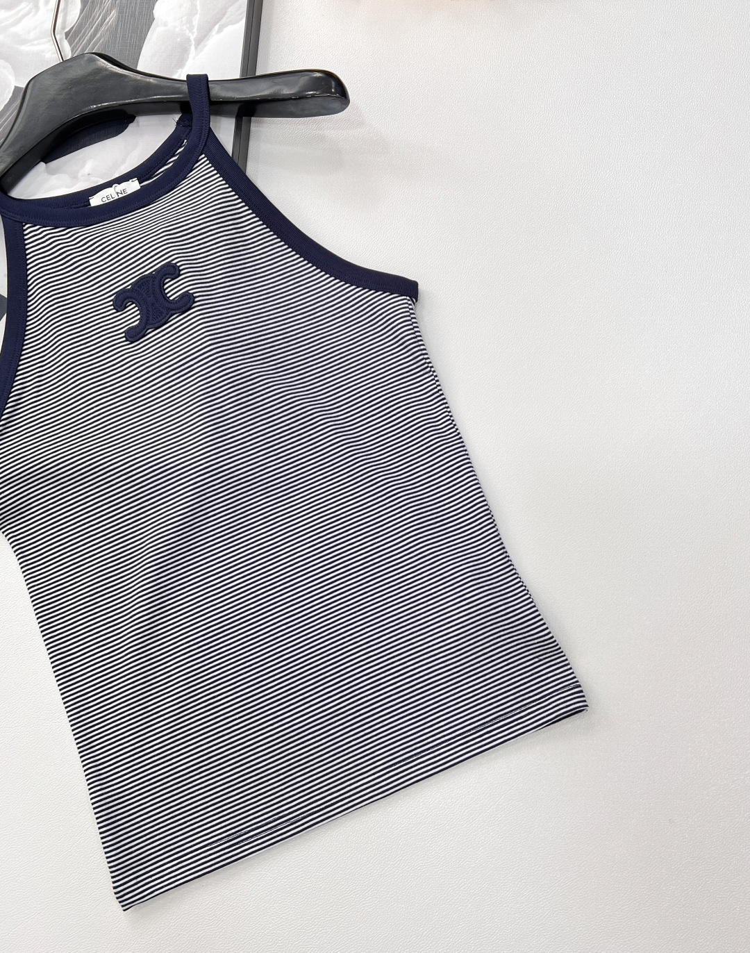 🆕 CELINE 凯旋门刺绣百搭背心简约中绽放法式优雅✨ ✨ 精致刺绣，致敬经典四季常青款，修身针织设计