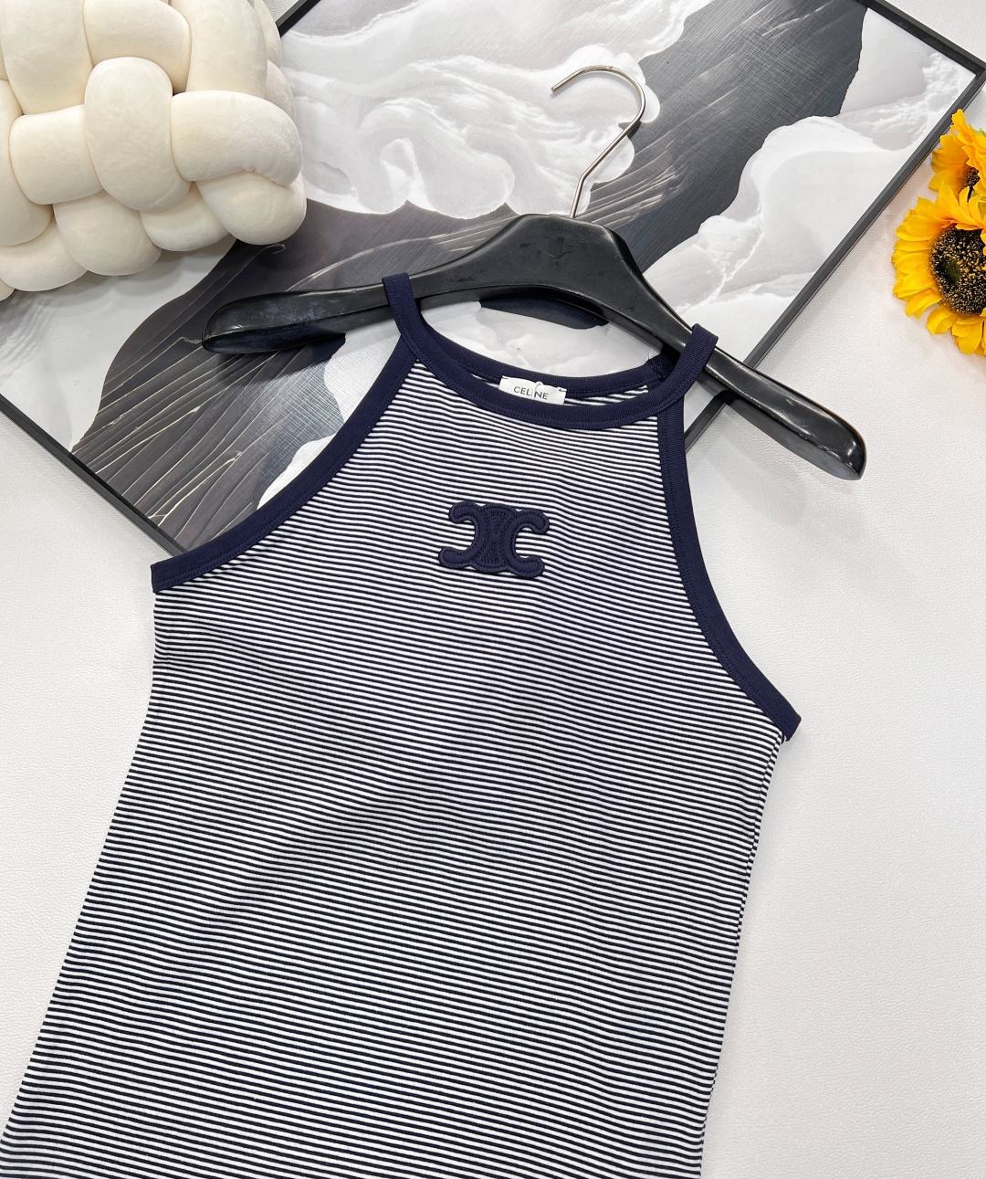 🆕 CELINE 凯旋门刺绣百搭背心简约中绽放法式优雅✨ ✨ 精致刺绣，致敬经典四季常青款，修身针织设计