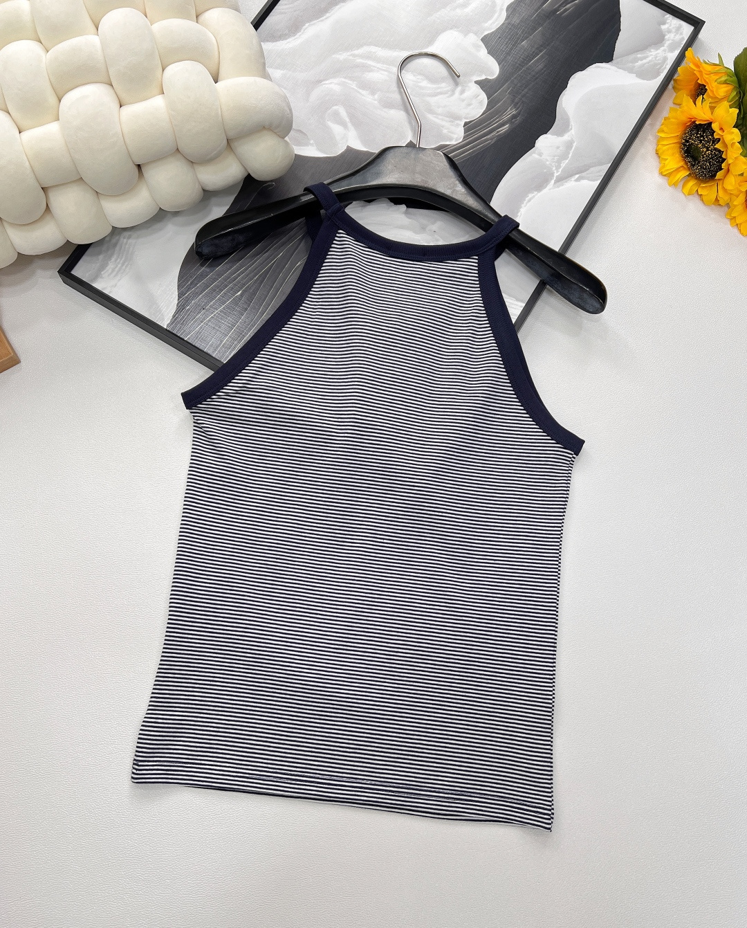 🆕 CELINE 凯旋门刺绣百搭背心简约中绽放法式优雅✨ ✨ 精致刺绣，致敬经典四季常青款，修身针织设计