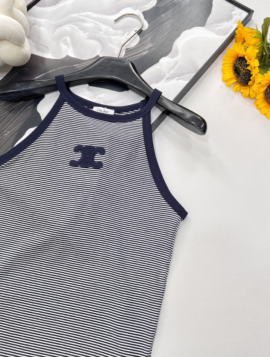 🆕 CELINE 凯旋门刺绣百搭背心简约中绽放法式优雅✨ ✨ 精致刺绣，致敬经典四季常青款，修身针织设计