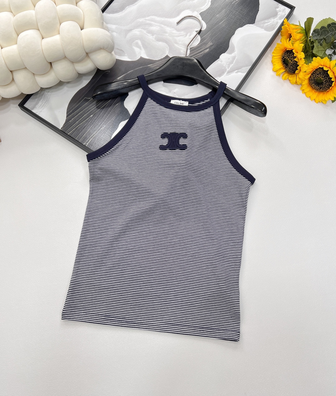 🆕 CELINE 凯旋门刺绣百搭背心简约中绽放法式优雅✨ ✨ 精致刺绣，致敬经典四季常青款，修身针织设计