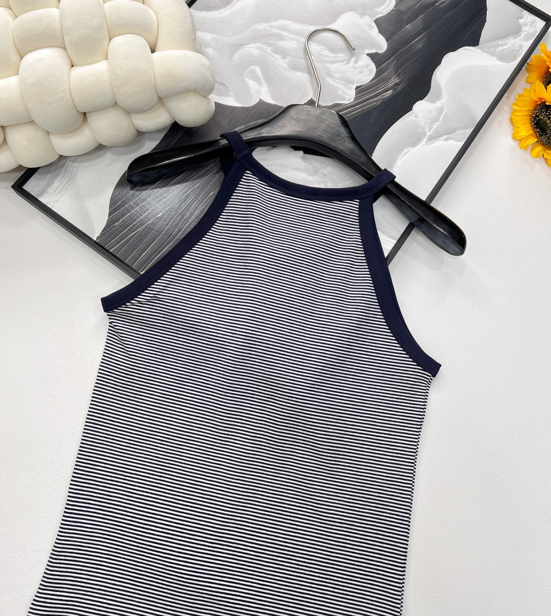 🆕 CELINE 凯旋门刺绣百搭背心简约中绽放法式优雅✨ ✨ 精致刺绣，致敬经典四季常青款，修身针织设计